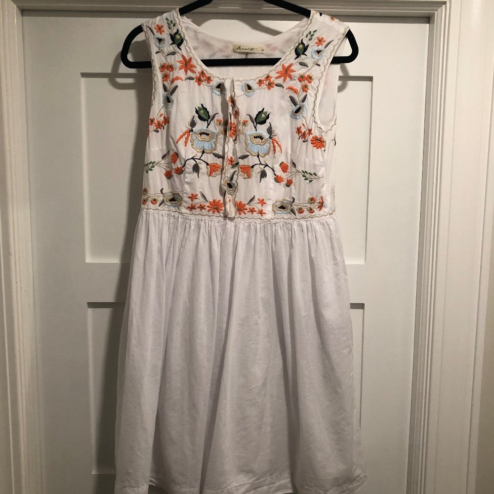 Comme Toi white cotton dress w/ flower embroidery
